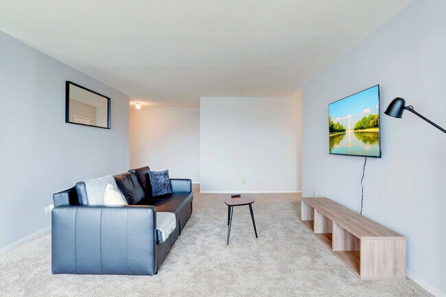 Photo - 2111 Richmond Hwy Unidad FL9-ID1022400P