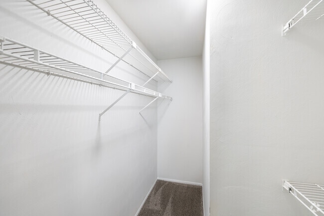 2BR, 1 BA - 840SF - Closet