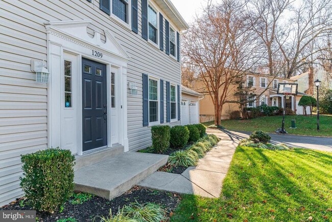 1209 Crockett Ln