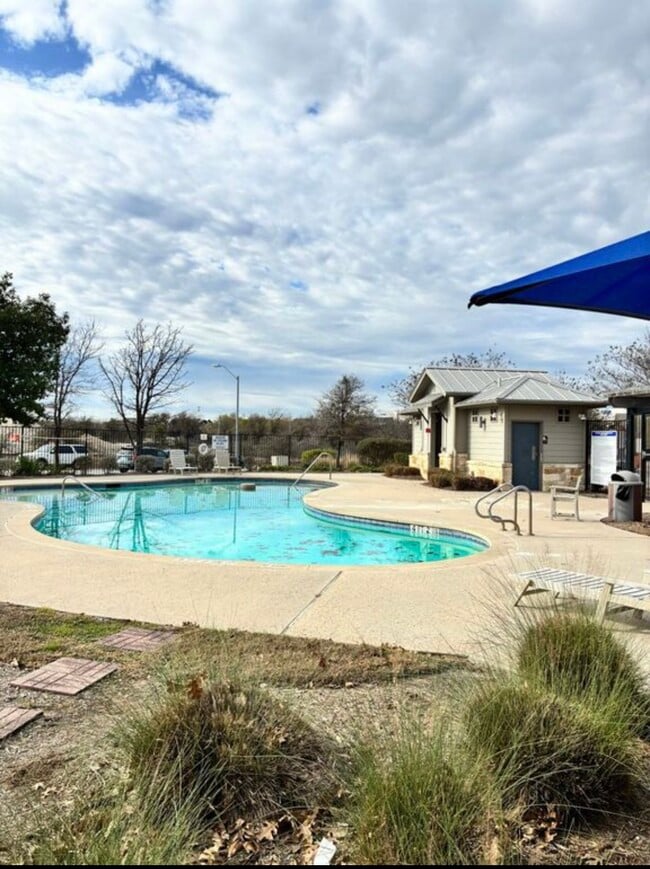 Building Photo - 1620 Bryant Dr Unit 402