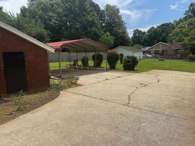 Photo - Efficiency 1 Bedroom Apartment in Chicopee Village – Utilities Included! Unidad B