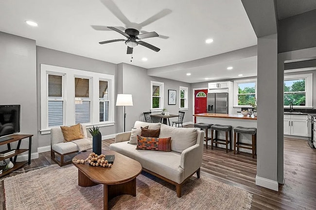 Photo - Gorgeous 4 or 5 bed 3.5 Bath in Madisonvil...