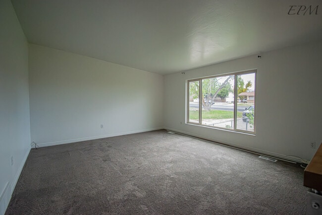 Photo - 4881 4015 W