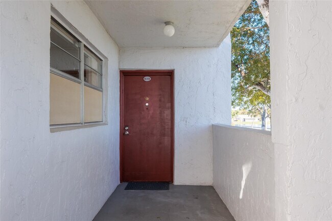 8205 NW 61st St Unidad B218