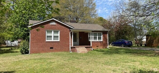 Building Photo - 2 bedroom 1 bath renovated pet friendly home