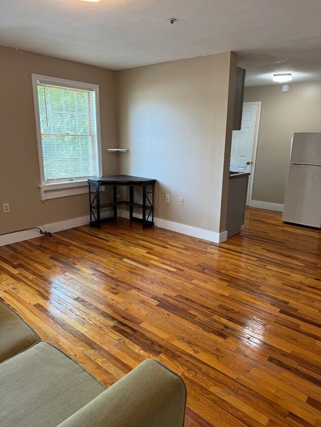 Building Photo - Portsmouth 1 bedroom Unit B