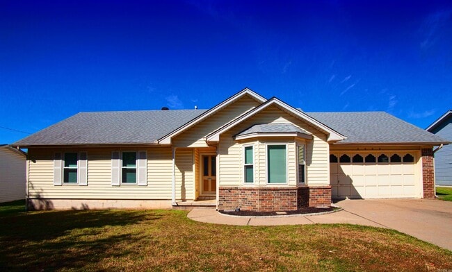 Building Photo - 2000 Lessel Dr