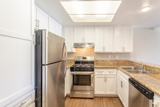 2 BR, 1 BA - 889 SF