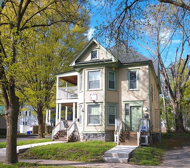 Building Photo - Energy Efficient 2 Bedroom One Block From ... Unit Beech 614.2 Rental