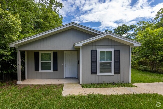 Building Photo - 3 Bed / 1 bath home in Beaumont! Move in r...