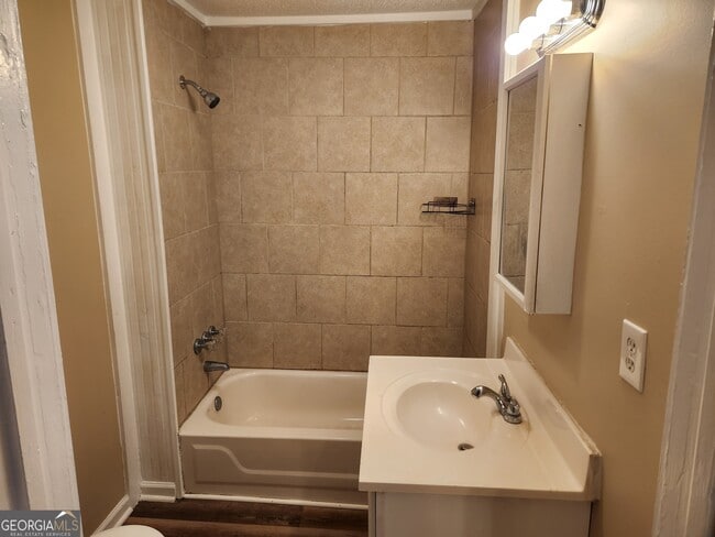 Photo - 260 E 3rd St NE