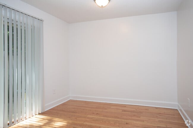 2BR, 1.5BA - 1,035SF - Dining Area