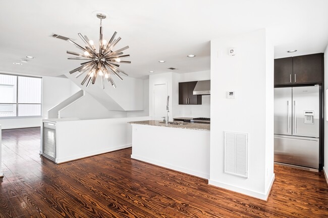 Photo - 2936 Commerce St