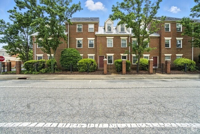 Building Photo - Updated Brick Condo in the Heart of Downto...