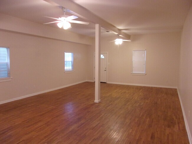 Building Photo - 4320 Banks St Unit 4320 Rental