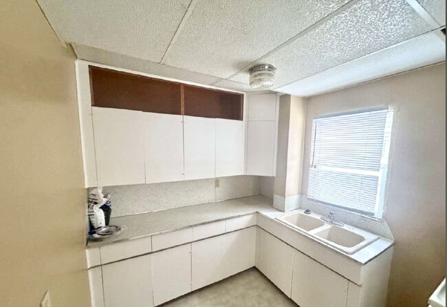 Photo - 2 bed, 1 bath Lower Unit in Duplex Available! Unidad 1