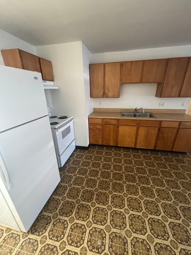 Photo - $435 OFF Move In Special!  Second Level Unit  2 Bed/1 Bath  Apt - $875/$875 Unit 111 1/2