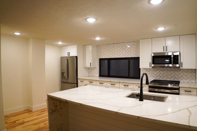 Building Photo - Luxury 2 bed 2 bath, amazing Southside loc...