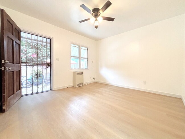 Photo - 725 E 81st St