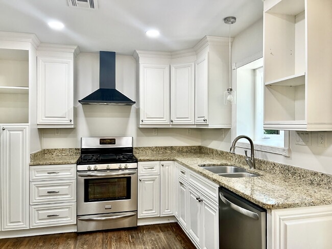 Photo - SPACIOUS 4 BEDROOM CLOSE TO MATTHEWS!