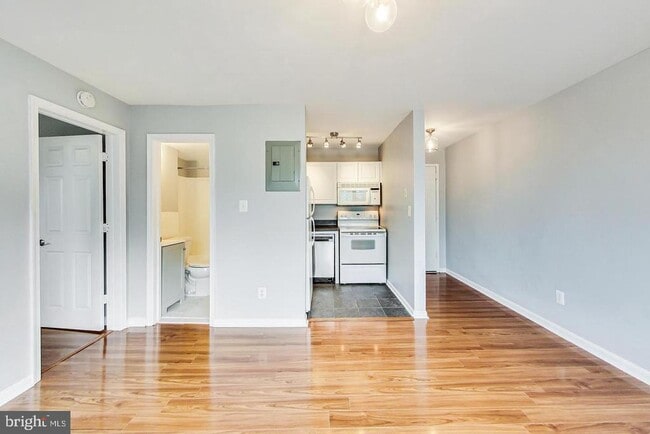 Photo - 604 Longfellow St NW Unidad 303