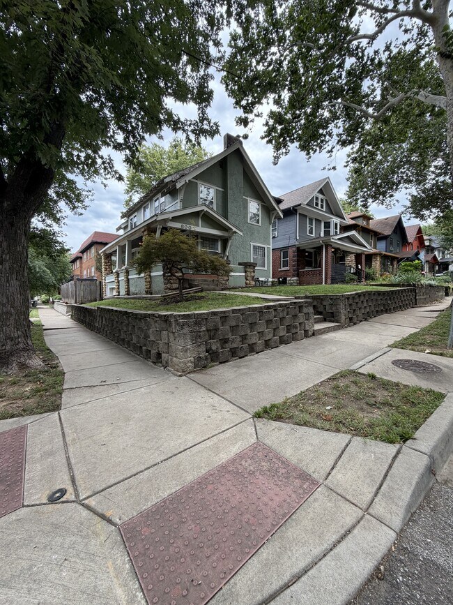 Photo - 800 E 41st St