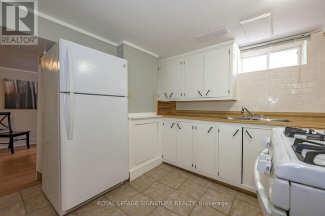 Photo - 696 Queens Ave