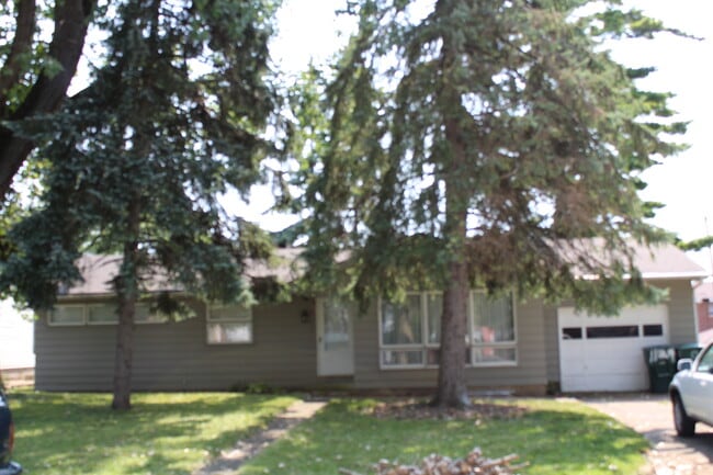 Building Photo - 1129 W Carson St Rental