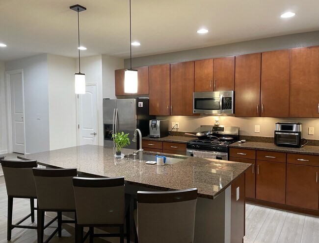 Large island - 13582 Via Varra