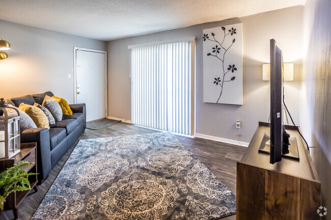 2 BR, 1.5 BA - 950SF