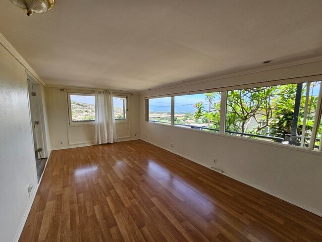 Building Photo - 1 bedroom 1 bath Apartment. NO parking. Upstairs Unit 1