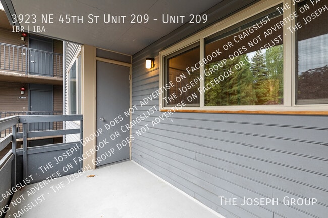 Building Photo - 3923 NE 45th St Unit 209