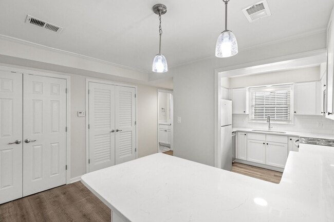 Building Photo - 155 S Eagle Creek Dr Unit 155 S. Eagle Creek Rental