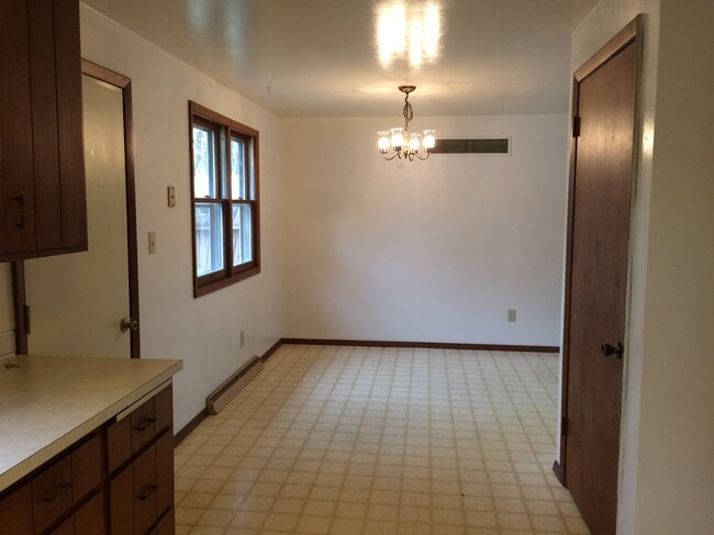 Photo - 1347 Hastings St