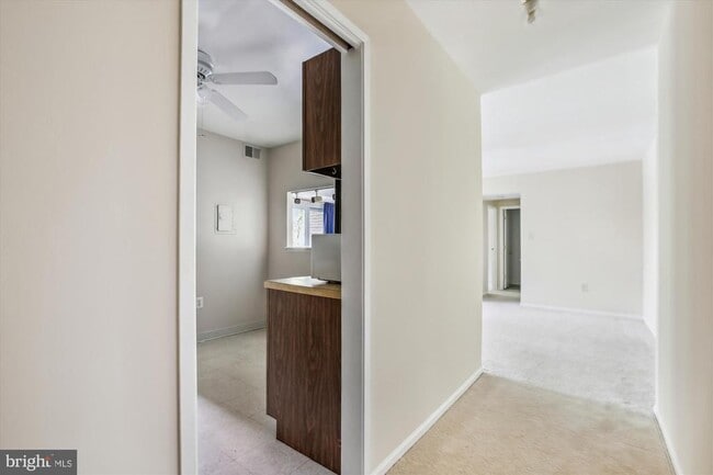 Building Photo - 9712 Kingsbridge Dr Unit 303
