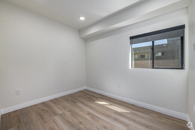2BR, 2BA - 900SF - Primary Bedroom