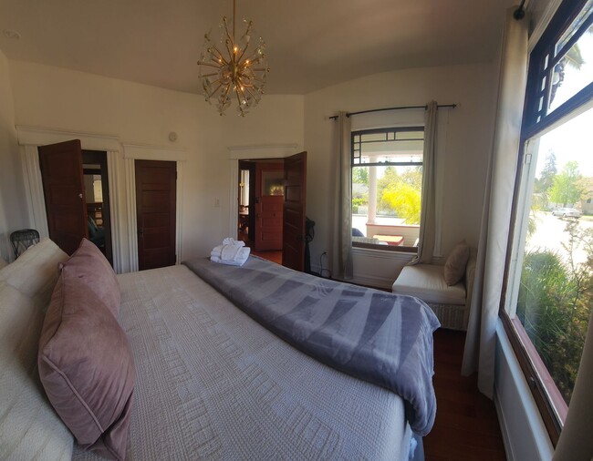 Building Photo - Islay Street  770-774 Unit Islay 770