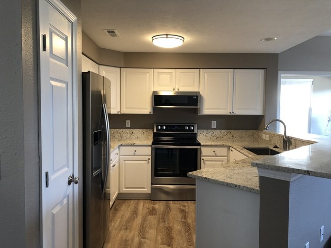 Renovated Kitchen - 1483 Fox Pointe Cir Condo Unit 1483