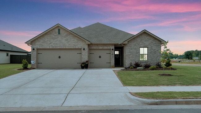 Building Photo - Like-new 4BR/3BA home in desirable St. Cla...