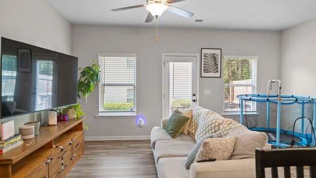 Photo - 585 McWilliams Rd SE