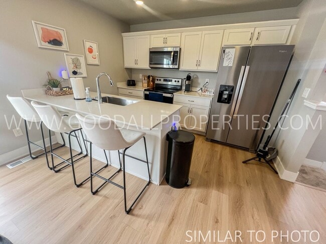 Photo - 610 NE Hunter Dr