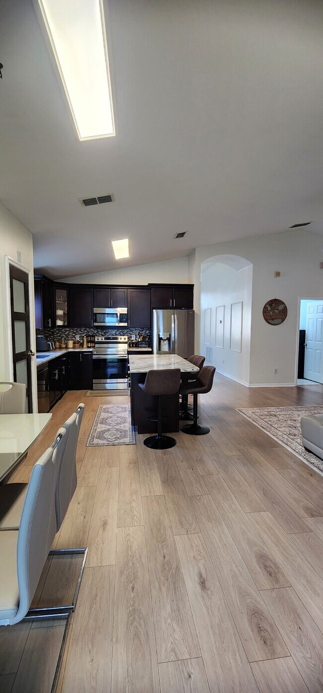Photo - 530 Wellesly St