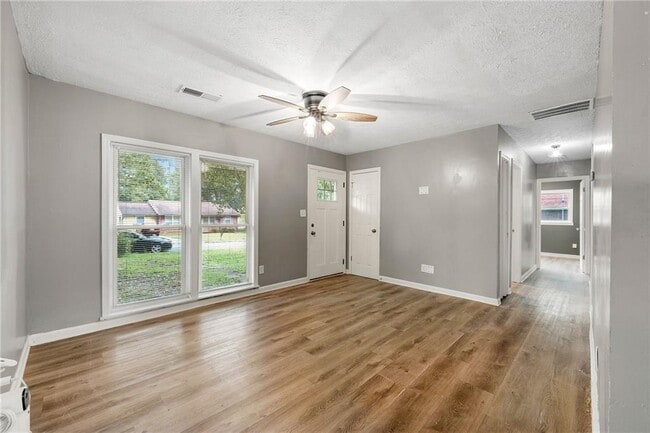 Photo - 128 Alexander Ct