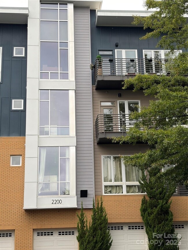 Photo - 2200 Lyndhurst Ave