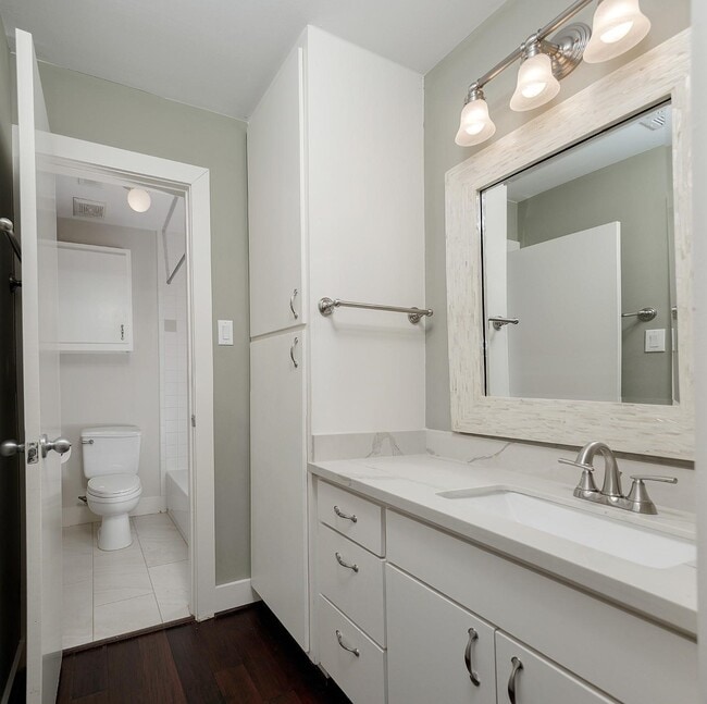 Photo - 914 W 25th St