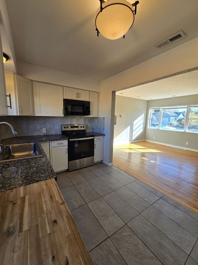 Photo - Pet Friendly & Steps Away From Idlewild Park and River!