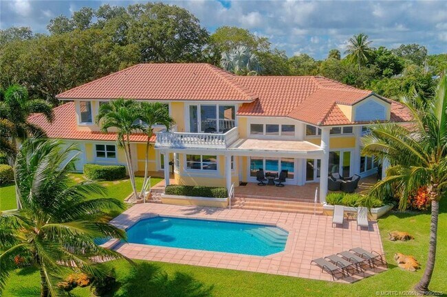 Photo - 901 SE Riverside Dr