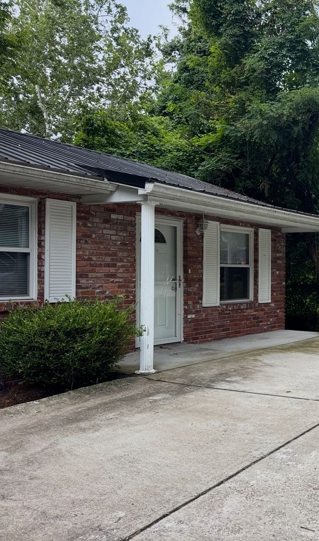 Building Photo - Updated Three Bedroom Duplex in Charleston