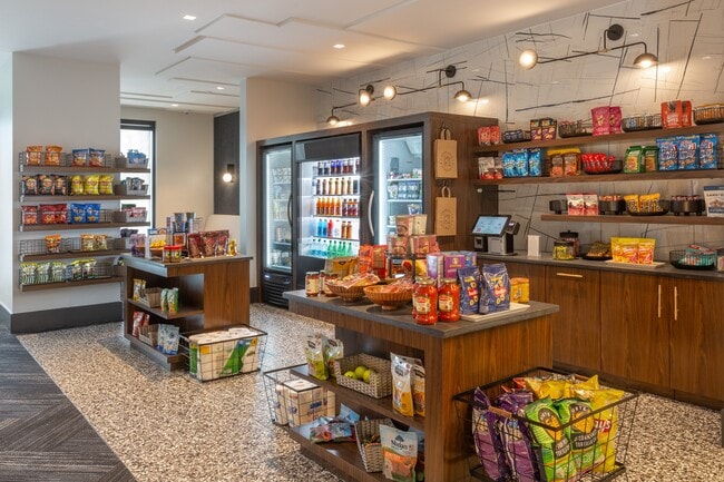 Bodega para residentes en el lugar con artículos esenciales diarios y comestibles