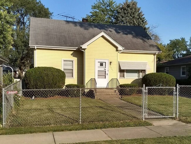 2BR in 2-flat house - 2541 Gilead Ave